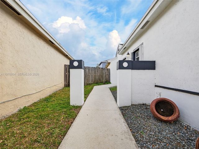 336 S Ketch Dr, Sunrise, FL 33326