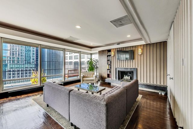 201 E Chestnut Street 3A, Chicago, IL 60611