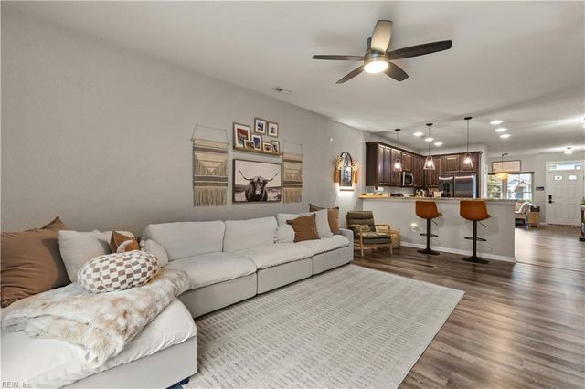 200 Seasons Cir Unit 305, Suffolk, VA 23434