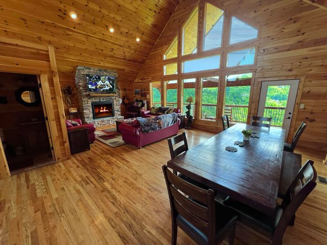216 W Pinnacle Drive, Gatlinburg, TN 37738