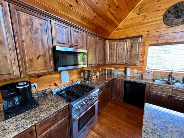 216 W Pinnacle Drive, Gatlinburg, TN 37738