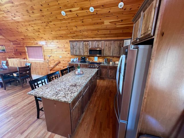 216 W Pinnacle Drive, Gatlinburg, TN 37738