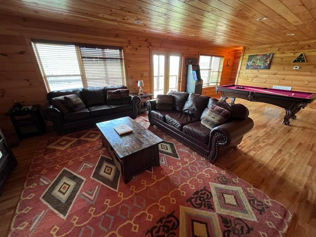 216 W Pinnacle Drive, Gatlinburg, TN 37738