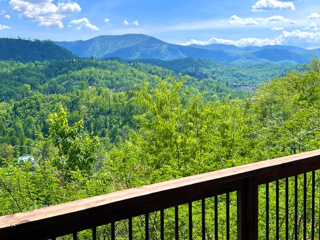 216 W Pinnacle Drive, Gatlinburg, TN 37738