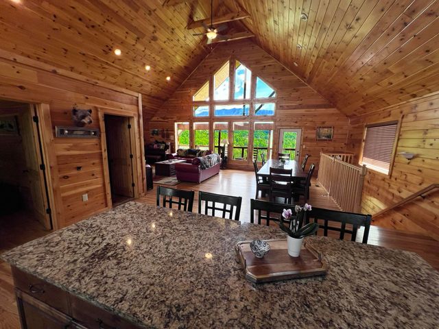 216 W Pinnacle Drive, Gatlinburg, TN 37738