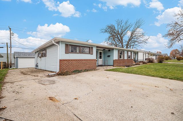 217 Crestview Lane, Crown Point, IN 46307