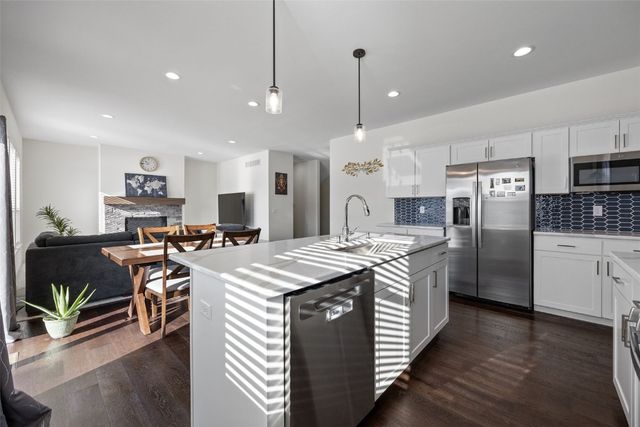 327 Meadows Field Drive NE, Cedar Rapids, IA 52402