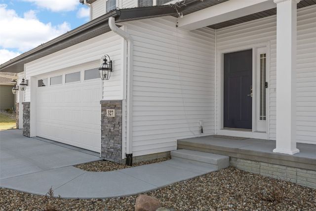 327 Meadows Field Drive NE, Cedar Rapids, IA 52402