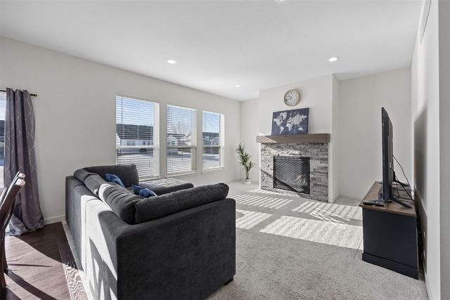 327 Meadows Field Drive NE, Cedar Rapids, IA 52402