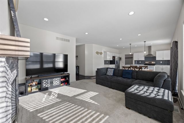 327 Meadows Field Drive NE, Cedar Rapids, IA 52402