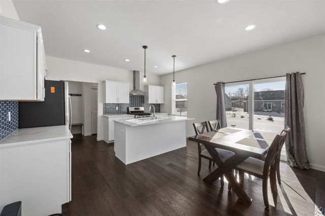 327 Meadows Field Drive NE, Cedar Rapids, IA 52402