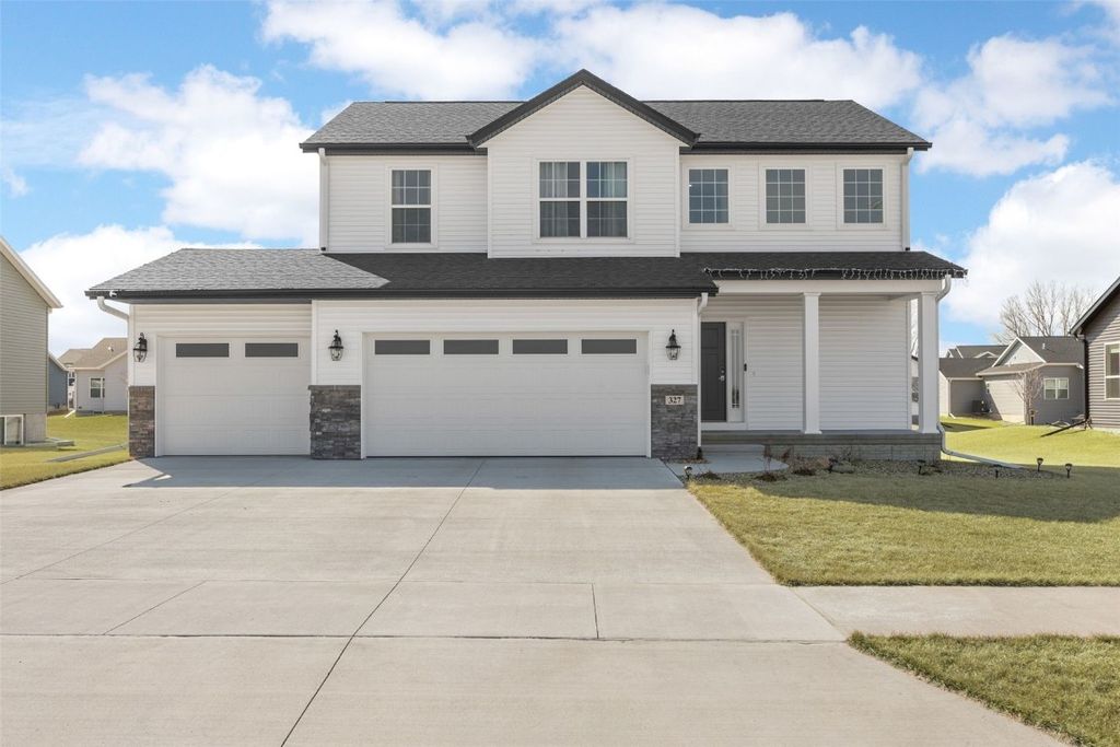 327 Meadows Field Drive NE, Cedar Rapids, IA 52402