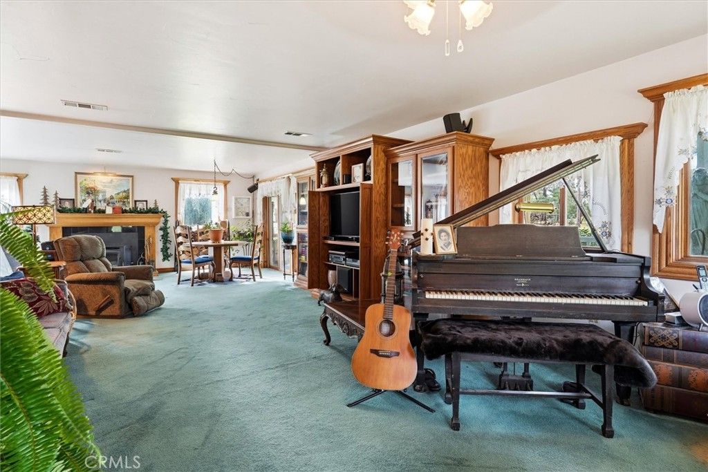 Image 9 of property listing at 38076 Pine Meadow, Oakhurst, CA 93644