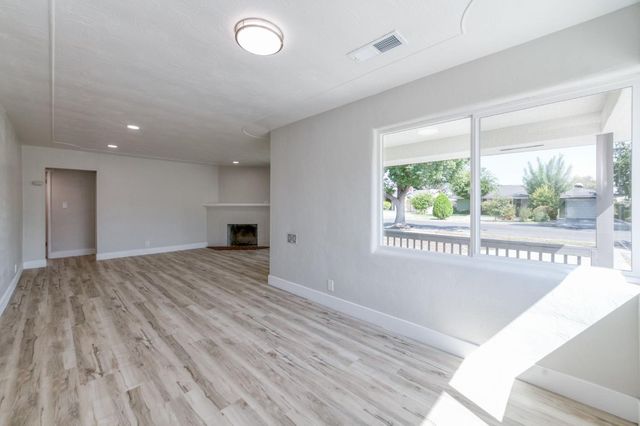 1025 W Fedora Avenue, Fresno, CA 93705