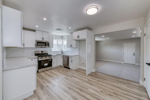 1025 W Fedora Avenue, Fresno, CA 93705