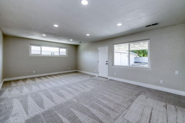 1025 W Fedora Avenue, Fresno, CA 93705