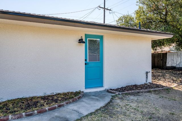 1025 W Fedora Avenue, Fresno, CA 93705