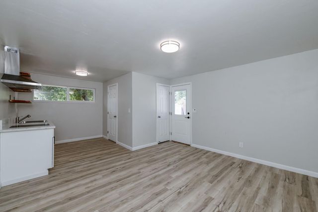 1025 W Fedora Avenue, Fresno, CA 93705