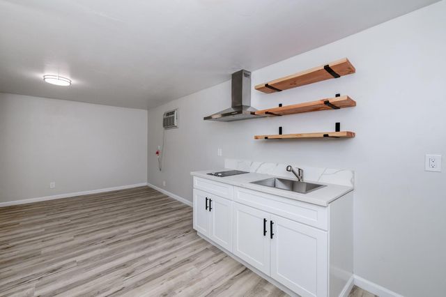 1025 W Fedora Avenue, Fresno, CA 93705