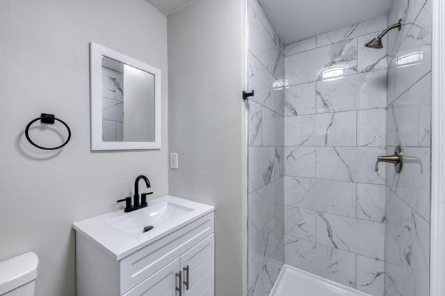 1025 W Fedora Avenue, Fresno, CA 93705