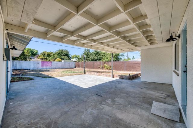 1025 W Fedora Avenue, Fresno, CA 93705