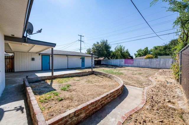 1025 W Fedora Avenue, Fresno, CA 93705