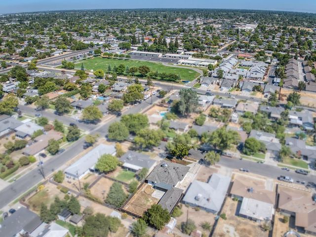 1025 W Fedora Avenue, Fresno, CA 93705
