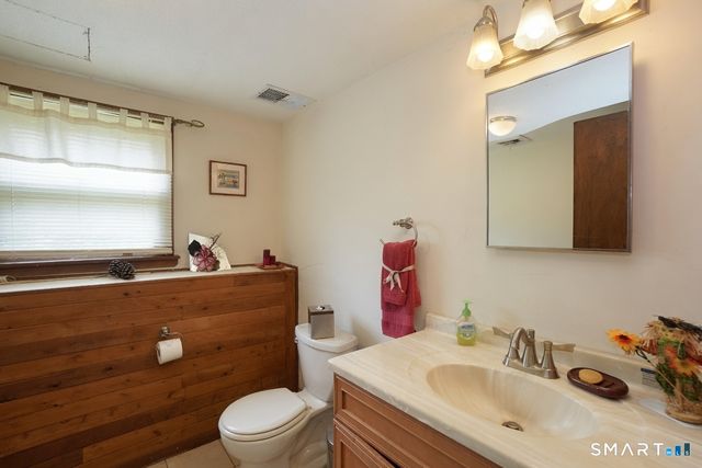 6 Tiffany Lane, Bloomfield, CT 06002