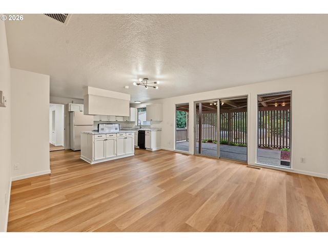 17610 Se SUNNYSIDE Rd, Damascus, OR 97089