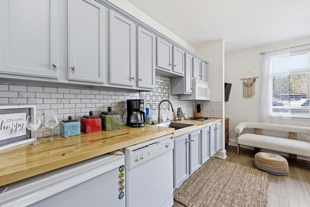 1245 Graves Harbor TRL 2101, Huddleston, VA 24104