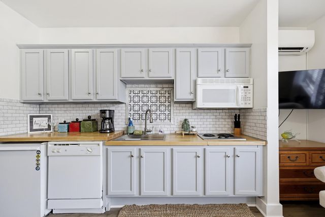 1245 Graves Harbor TRL 2101, Huddleston, VA 24104