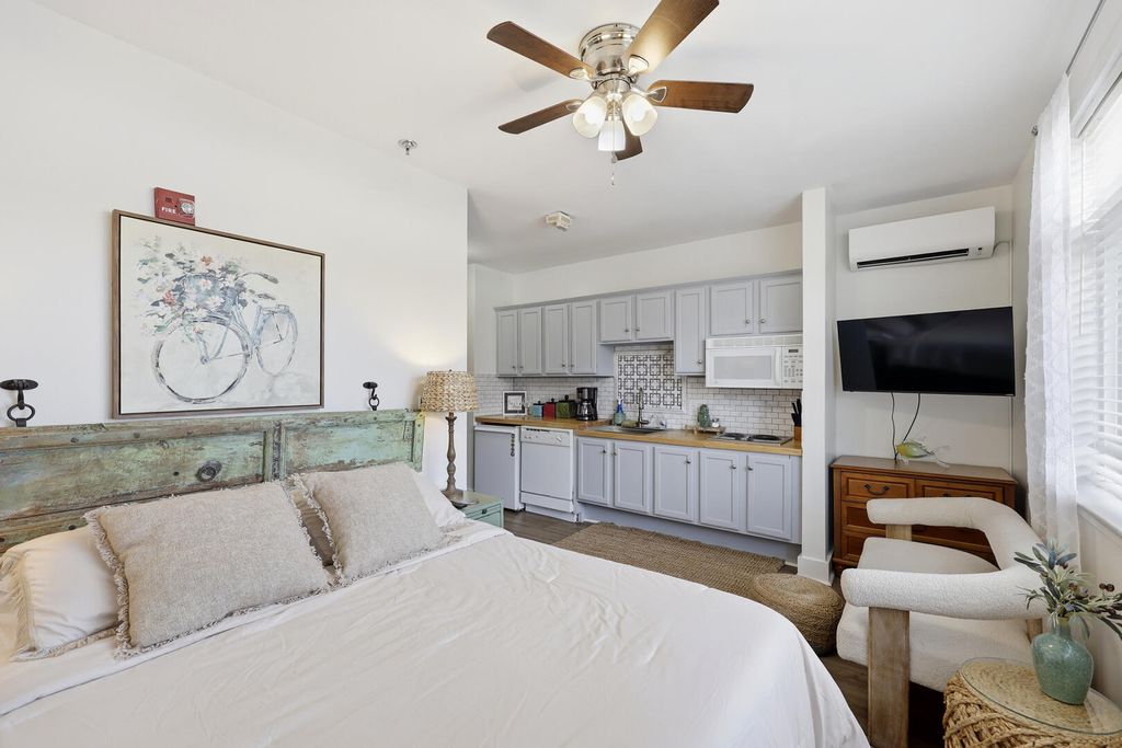 1245 Graves Harbor TRL 2101, Huddleston, VA 24104
