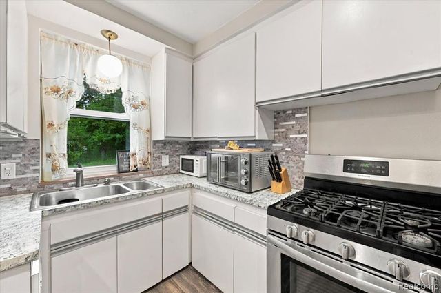 21900 Sussex Street, Oak Park, MI 48237