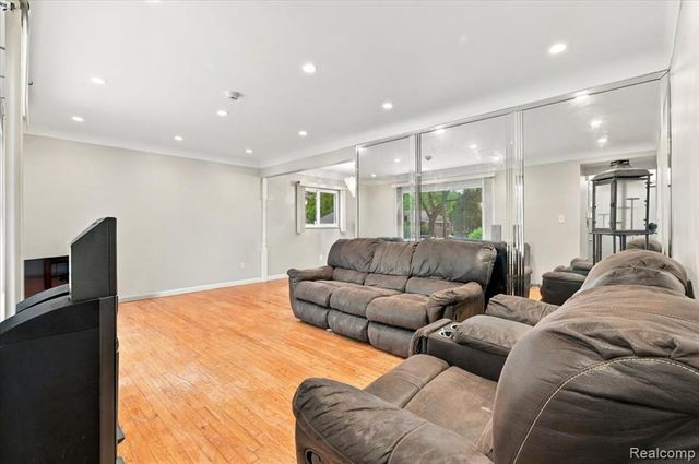 21900 Sussex Street, Oak Park, MI 48237