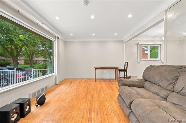 21900 Sussex Street, Oak Park, MI 48237