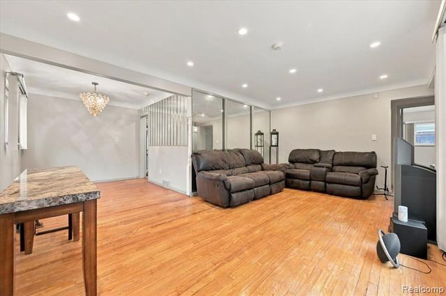 21900 Sussex Street, Oak Park, MI 48237