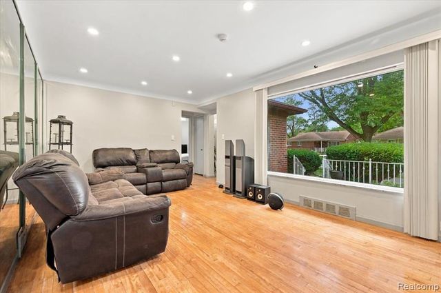 21900 Sussex Street, Oak Park, MI 48237