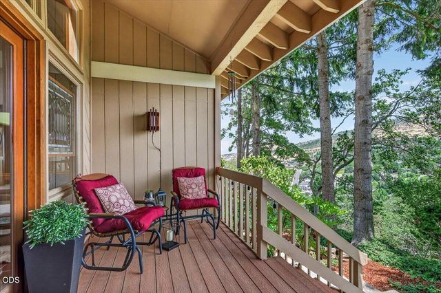 229 Mariposa Terrace, Medford, OR 97504
