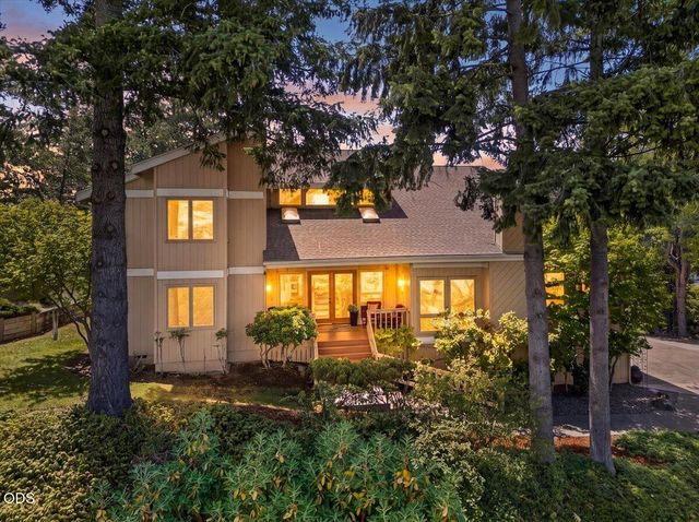 229 Mariposa Terrace, Medford, OR 97504