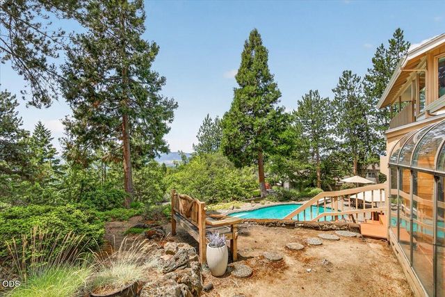 229 Mariposa Terrace, Medford, OR 97504