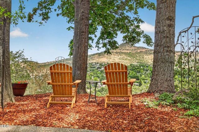 229 Mariposa Terrace, Medford, OR 97504