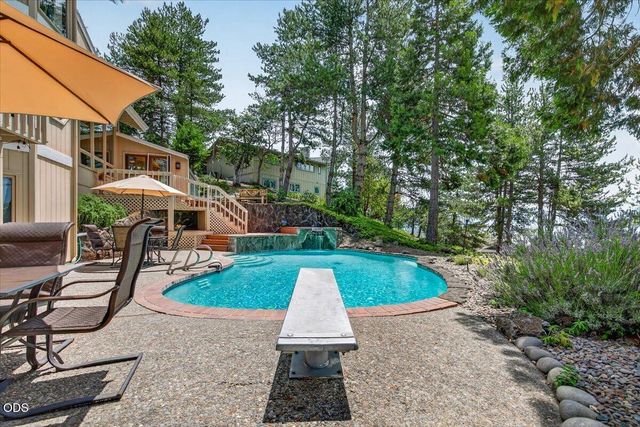 229 Mariposa Terrace, Medford, OR 97504