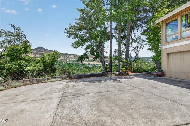 229 Mariposa Terrace, Medford, OR 97504
