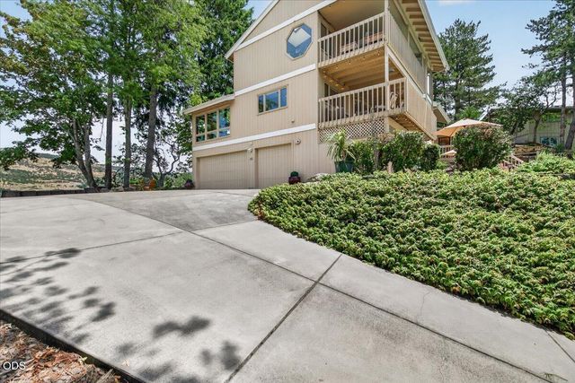 229 Mariposa Terrace, Medford, OR 97504
