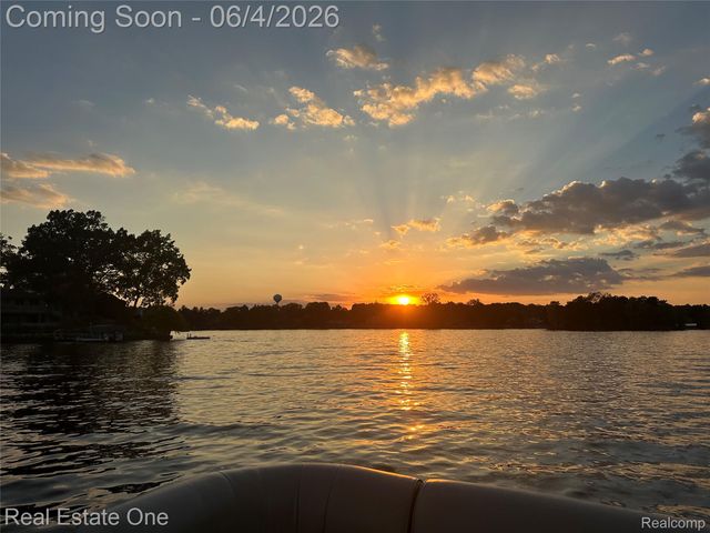 8080 Pine Ranch Drive, Brighton Township, MI 48114