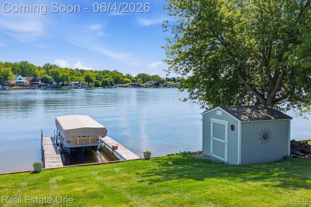 8080 Pine Ranch Drive, Brighton Township, MI 48114
