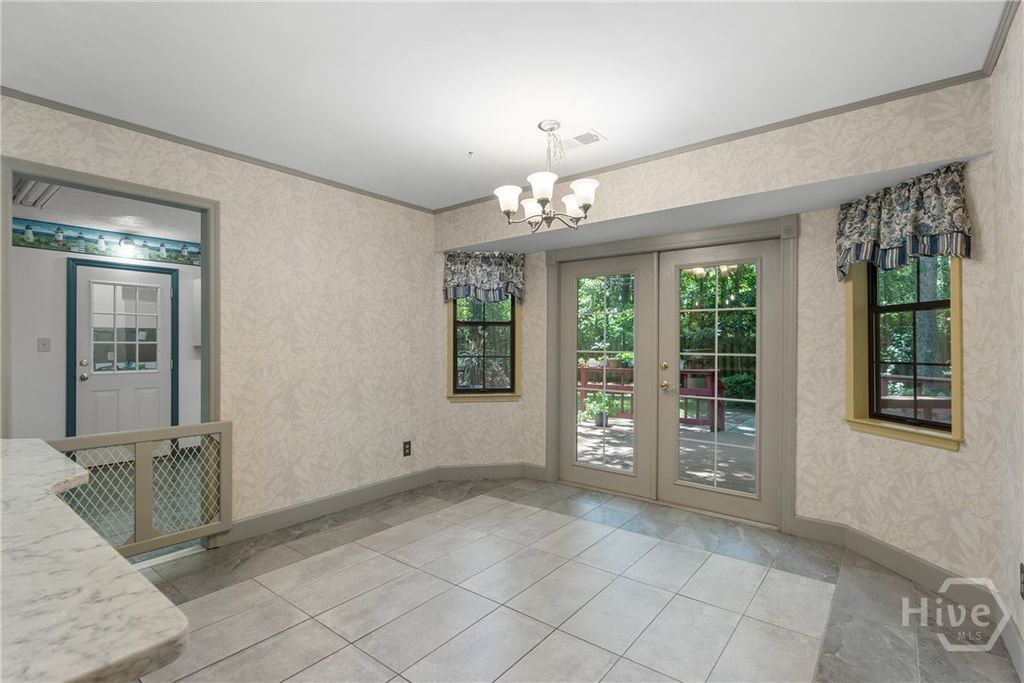 Image 10 of property listing at 9 W Coquena Circle, Savannah, GA 31410