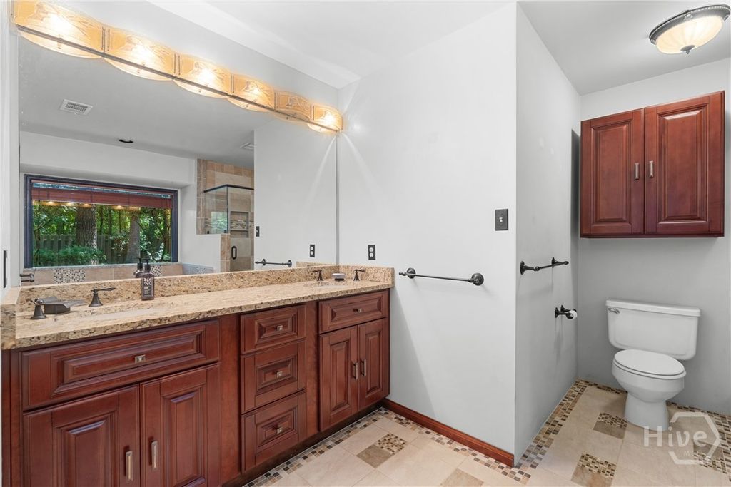 Image 15 of property listing at 9 W Coquena Circle, Savannah, GA 31410