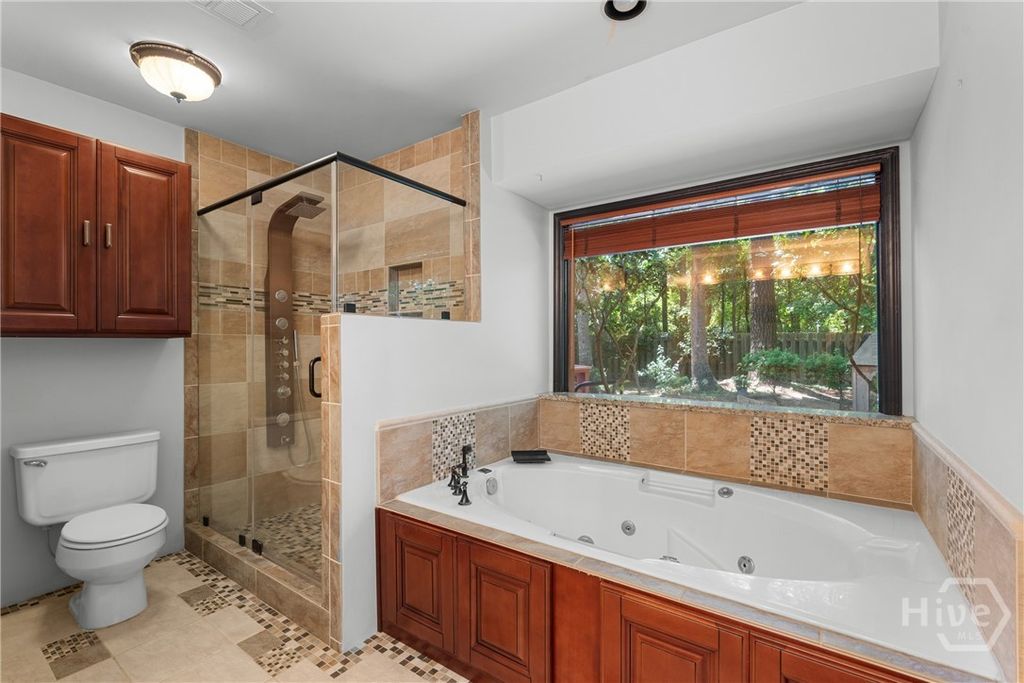 Image 16 of property listing at 9 W Coquena Circle, Savannah, GA 31410