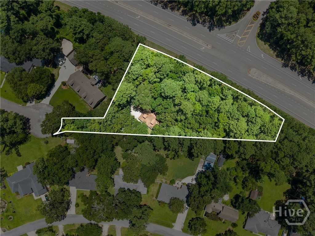 Image 2 of property listing at 9 W Coquena Circle, Savannah, GA 31410